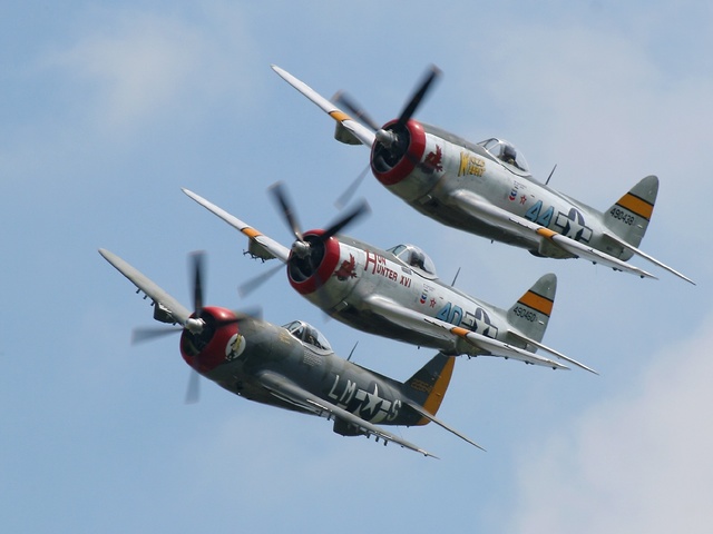 5 Thunderbolts have a "private" air show for Republic Aviation employees