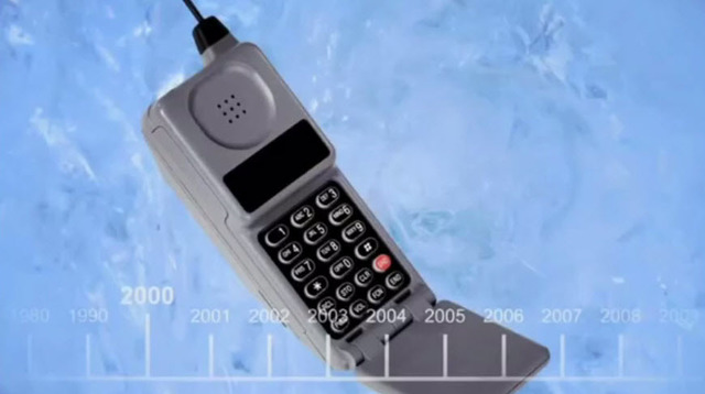 Первый коммерческий мобильный телефон