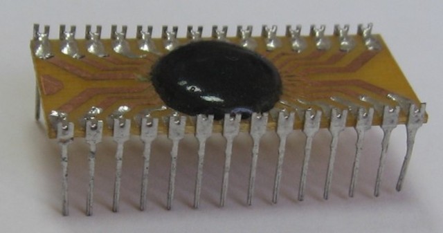 Джек Килби из компании Texas Instruments построил первую электронную микросхему