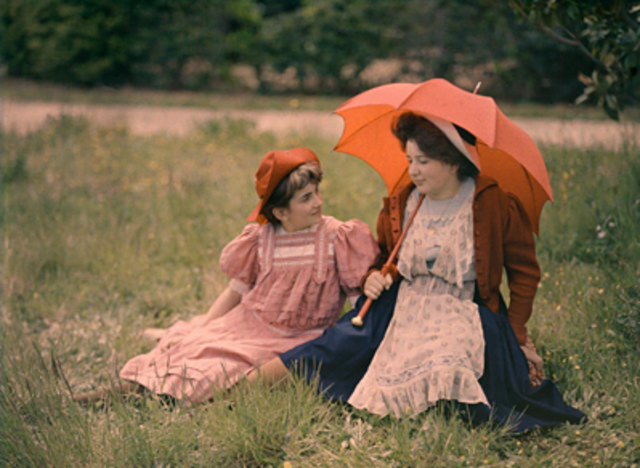 Placa Autocroma,la fotografía en color de síntesis aditiva; por los franceses Auguste y Louis Lumière. Imágen de Madeleine et André Lumière 1910