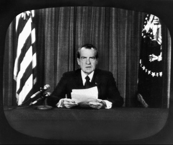 Pesident  Nixon resings