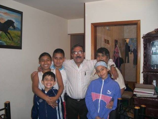 Camilo con su abuelito.