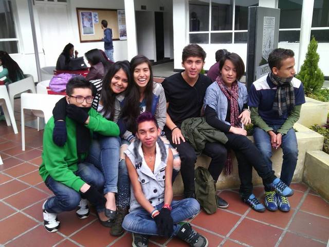 Vanessa con los amigos de la u