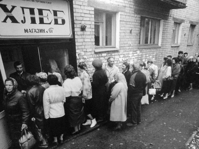 Сокращение норм выдачи населению хлеба, мяса, крупы. Прибытие в Осиновец первых судов с продовольствием  восточного берега Ладожского озера.