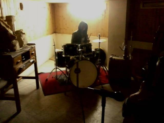 Empezo a tocar bateria