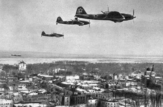 Начало переброски продовольственных грузов самолётами в Ленинград.