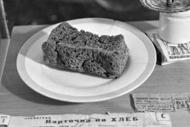 Сокращение норм выдачи хлеба и другого продовольствия населению