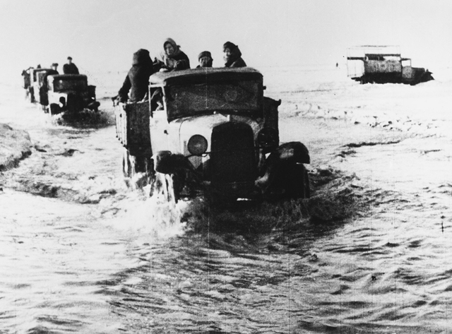 Начало движения автотранспорта по Ледовой дороге через озеро