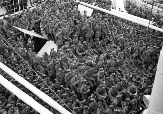 First American forces arrive in Great Britain