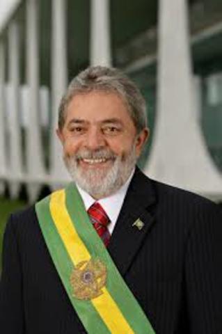 LULA É ELEITO PRESIDENTE DO BRASIL