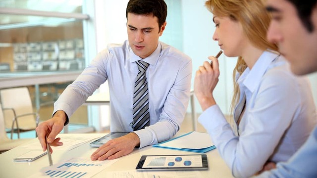 Inicia trabajo como auxiliar de  mercado.