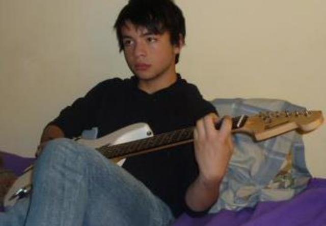 Empieza a tocar guitarra