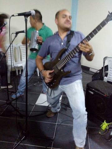 Soy bajista y cantante Vallenato