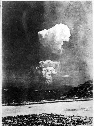 Atomic bomb dropped on Hiroshima