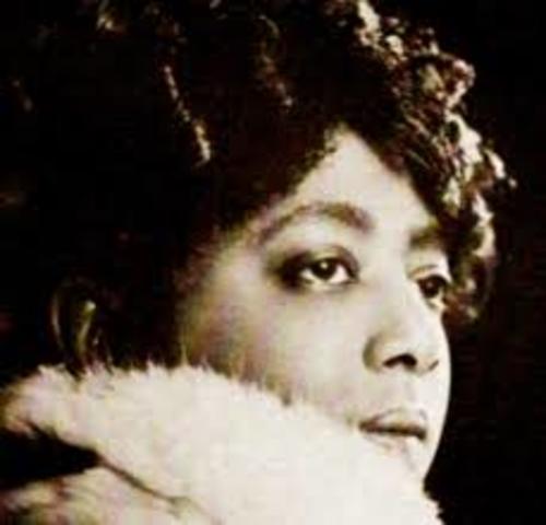 Mamie Smith records "Crazy Blues"