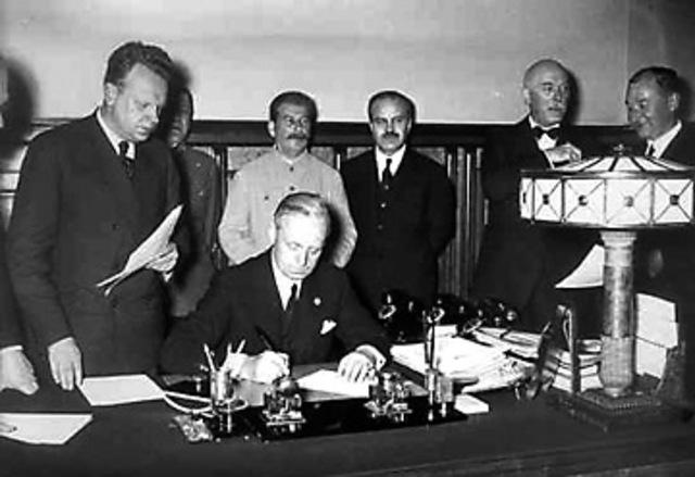 ribbentrop/molotiv pact