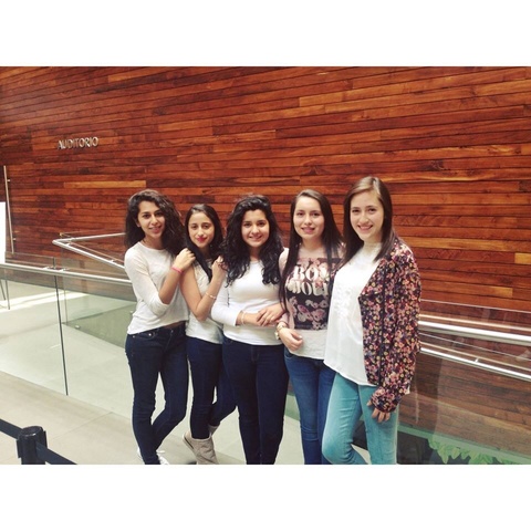 Salir de excursión con mis amigas al extranjero