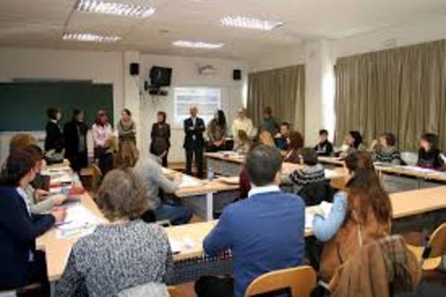 Elevar el nivel educativo capacitando a maestros.