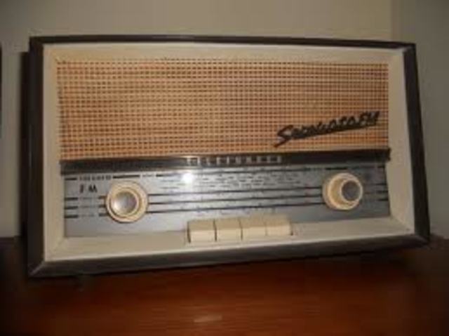 Se hacen experimentos con radio difusión AM (Amplitud Modulada).