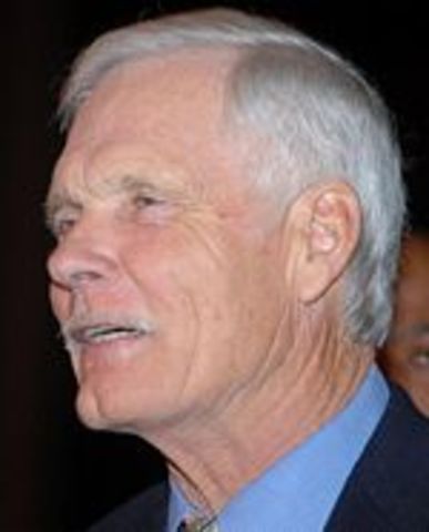 Ted Turner, un propietario de la estación de TV independiente WTBS (Turner Broadcast Service) de la Ciudad de Atlanta, empieza a transmitir TV vía satélite a través de todo Estados Unidos. Empieza así la primer Super Estación de TV.