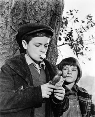 Jem and Scout find items in the tree