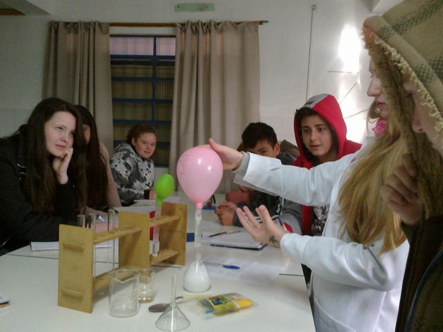 Aula prática sobre reações químicas.