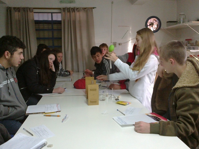 Aula prática sobre reações químicas com o 9º ano da Escola João Przyczysnki.