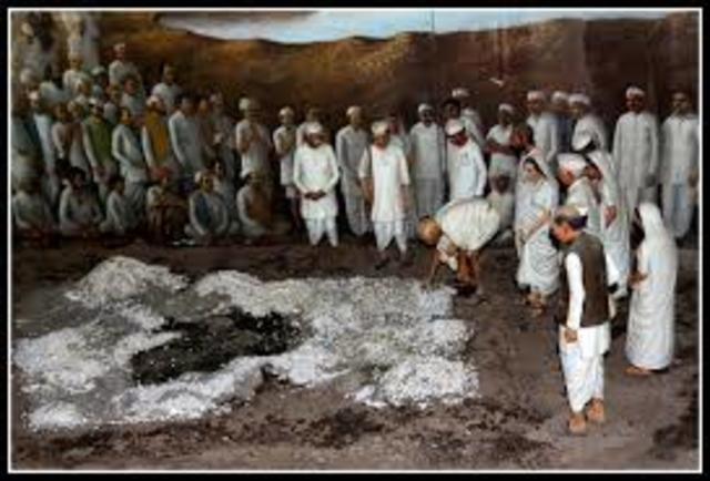 Gandhi arrives to the sea