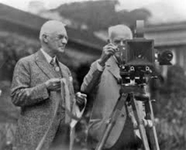 G. Eastman realiza la primera pelicula a colores