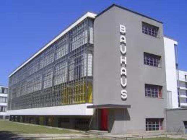 Gropius construye el edificio de la Bauhaus, en Dessau