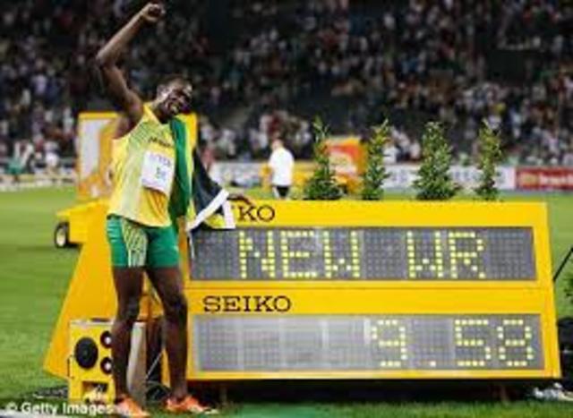 Usain Bolt becomes the worlds fastest man