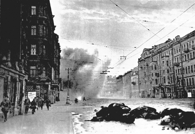 Началась 900-дневная блокада города.