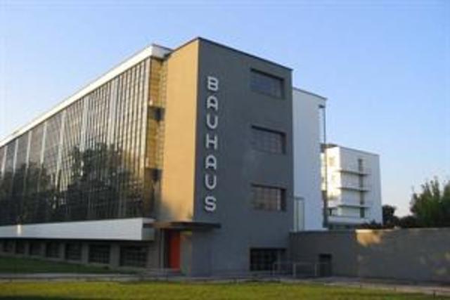Gropius construye el edificio de la Bauhaus, en Dessau