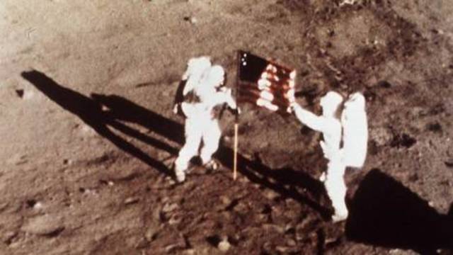 Los astronautas estadounidenses Armstrong y Aldrin pisan la luna