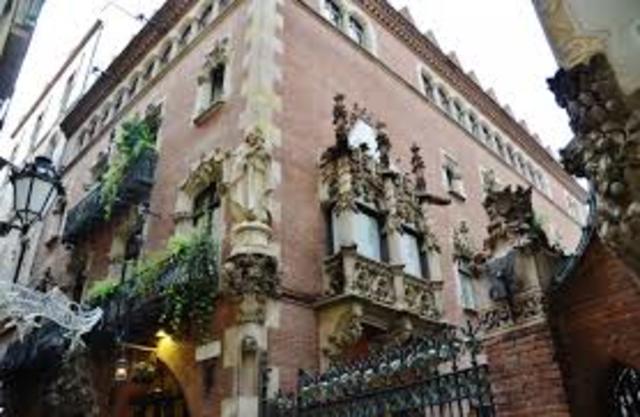 Instal•lació de  Els quatre Gats a l'edifici Martí d'en Puig i Cadafalch