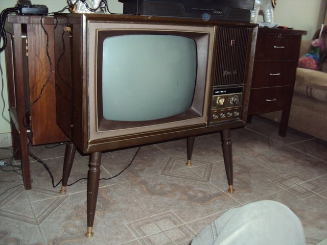 TV DE TUBOS A BLANCO Y NEGRO