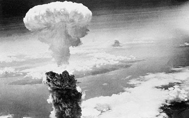 United States drops atomic bomb on Japan