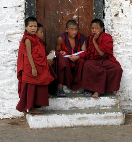 Se prohibe a los monasterios educar a nños destinados a volver al mundo