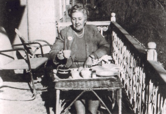 Θανατος της μητερας της, του συζυγου της και η εξαφανηση της.