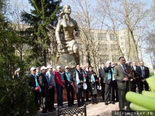 Памятник защитнице города в годы Великой Отечественнойвойны Герою Советского Союза Маншук Маметовой.