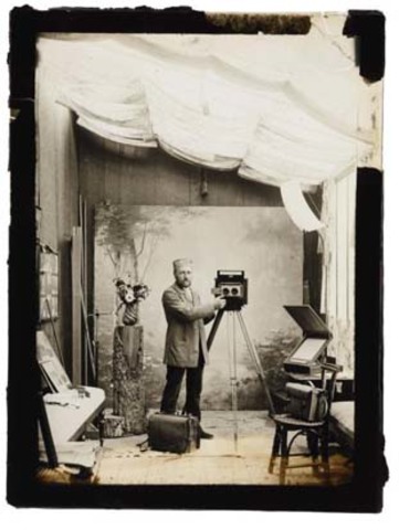 Nadar utiliza luz artificial para fotografiar catacumbas parisinas