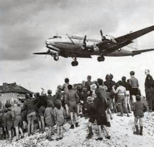 Airlifting supplies to Berlin