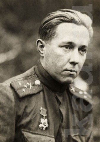 Служил в армии до 1945 (от рядового до капитана)