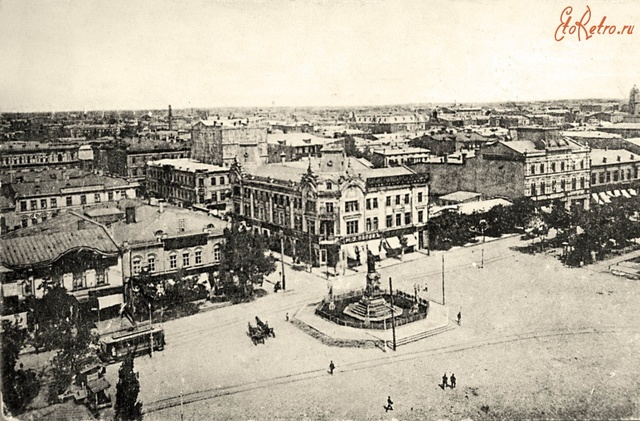 Закончил в Ростове среднюю школу, поступил в Ростовский университет на физико-математический факультет.