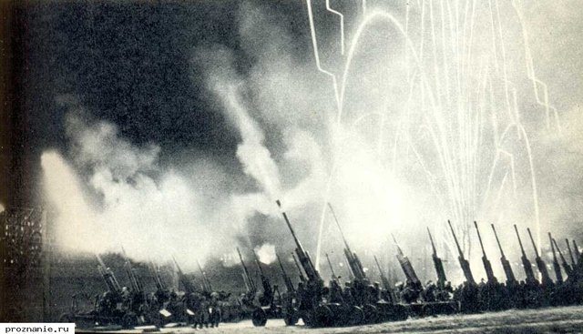 Первый салют в Москве в честь освобождения Орла и Белгорода.