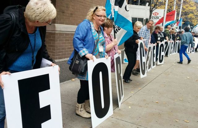 Manifestation devant les bureaux de Philippe Couillard