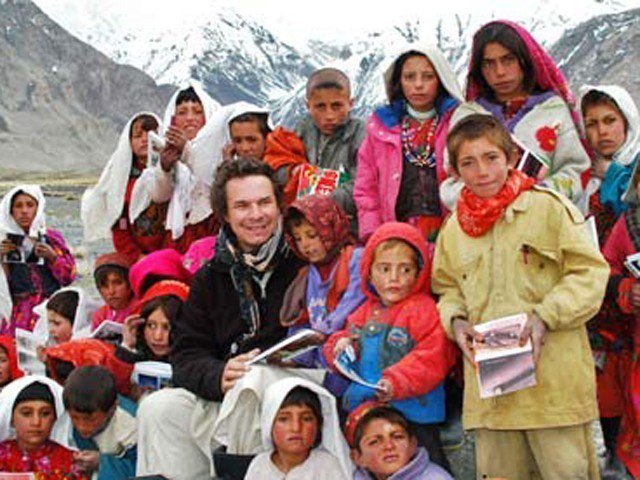 Mortenson go lost hiking in the K2 and arrives in Korphe, Pakistan.