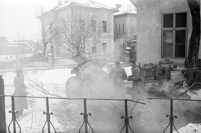 Советские войска развернули бои по уничтожению группировки врага, окруженной под Будапештом.