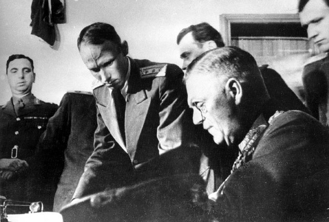 Подписание Акта о безоговорочной капитуляции германских вооруженных сил.