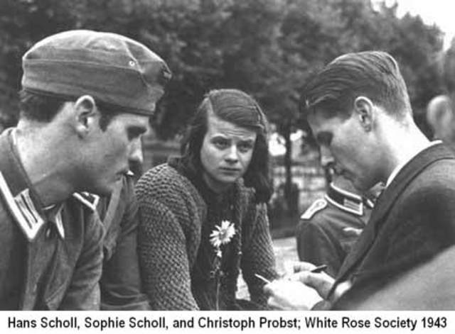 Nazis arrest White Rose resistance leaders in Munich